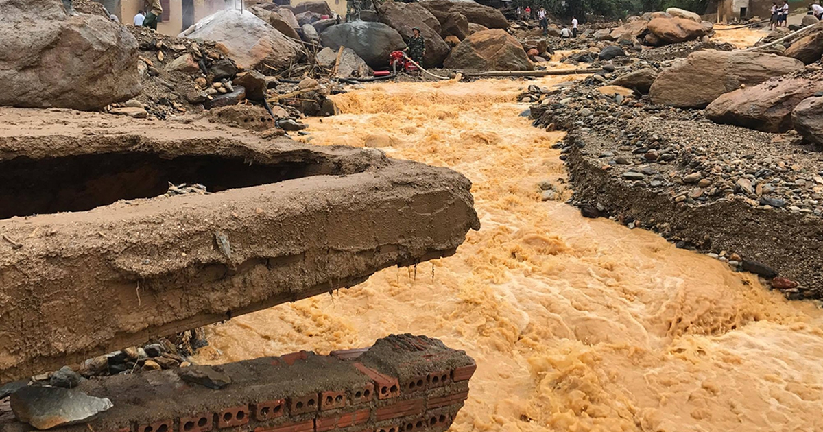'Vợ con tôi bị lũ cuốn phăng đi trong tích tắc'
