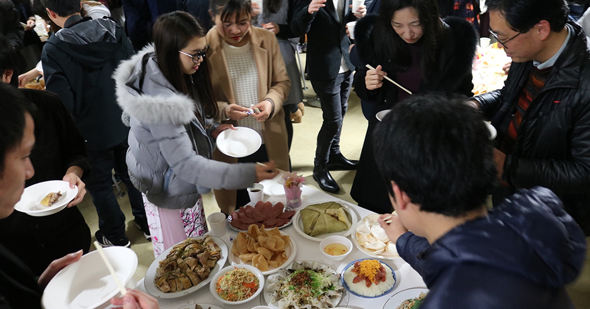 Mời bạn bè quốc tế vui Tết Việt ở Osaka