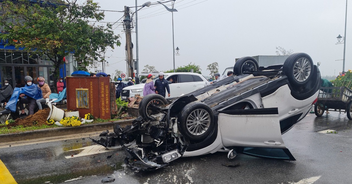 Quảng Ngãi: Ô tô tông vào biển công trình cầu Thạch Bích, lật ngửa