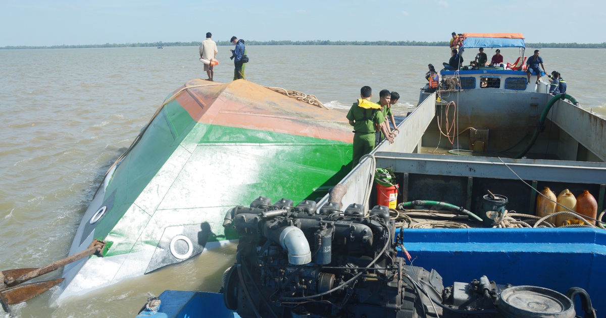Sóc Trăng: Lật sà lan, 2 cháu bé mất tích thương tâm