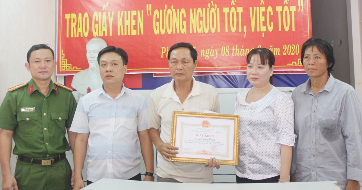 Biểu dương cựu chiến binh nhặt được tiền trả lại người đánh rơi