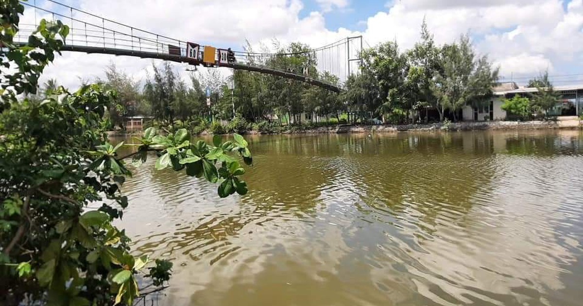 Cứu thiếu nữ nhảy sông tự tử, 2 công an được khen thưởng