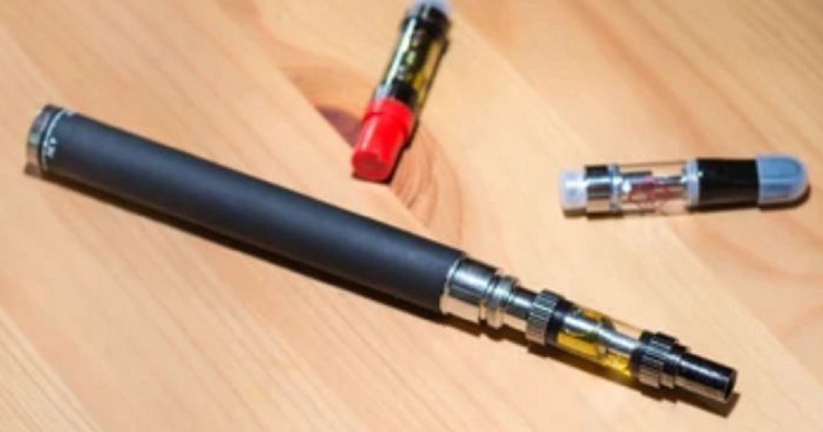 Đạp lên thiết bị thuốc lá điện tử, cậu bé bị đâm đến nứt xương gót chân