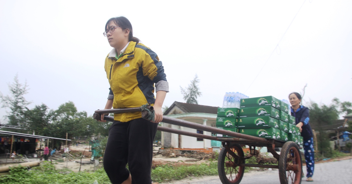 [ẢNH] Cận cảnh nữ sinh 9X ngày quần quật với công việc đàn ông cũng phải phục