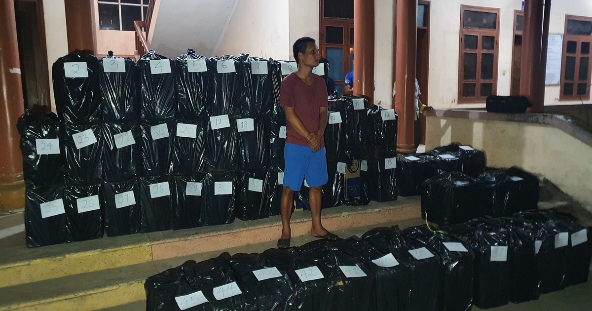 Xe tải chở 25.000 gói thuốc lá lậu chạy trốn công an bất thành