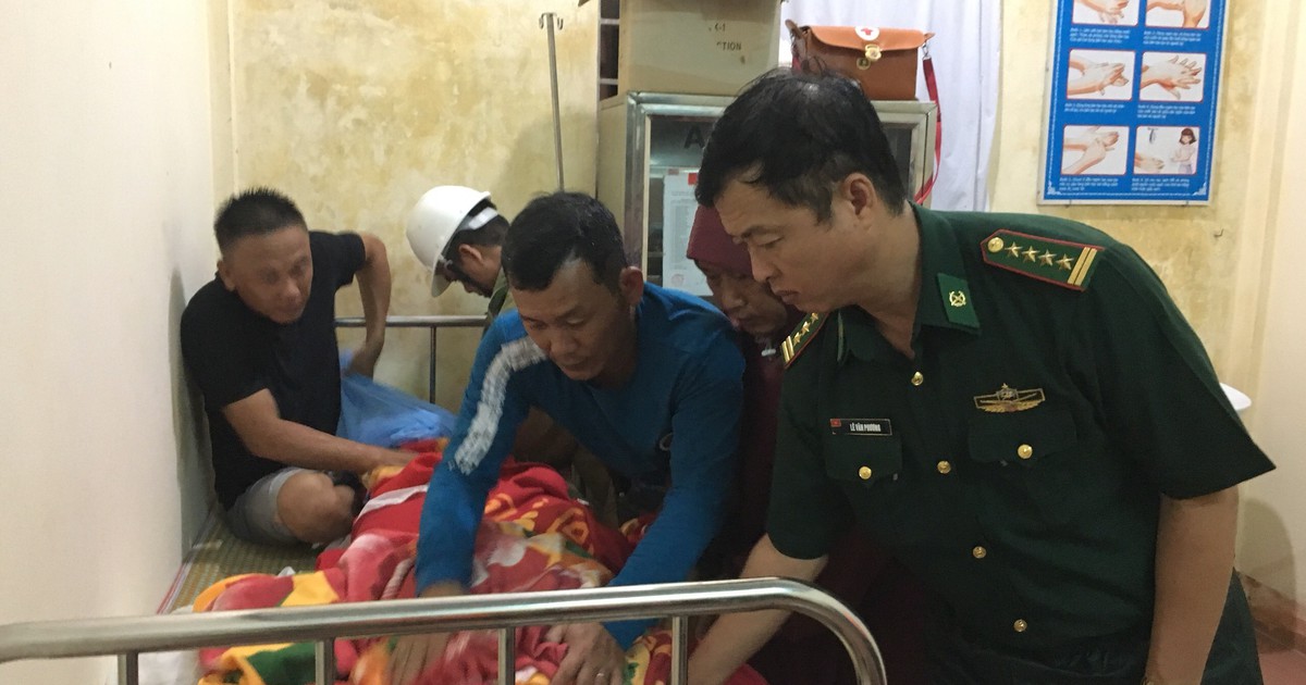 Ứng cứu kịp thời 5 thuyền viên khi tàu hàng chìm trên biển giữa cuồng phong