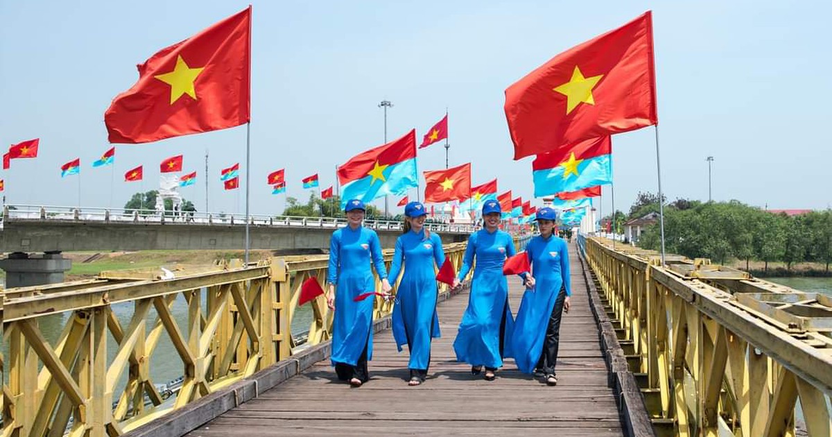 Giới trẻ thích thú 'check-in' tại cây cầu lịch sử ở Quảng Trị