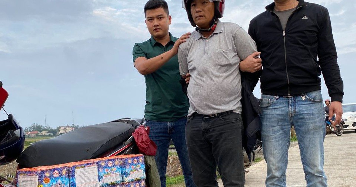 Bắt xe máy chở pháo lậu ở Quảng Bình, phát hiện thêm 'kho' pháo ở Quảng Trị