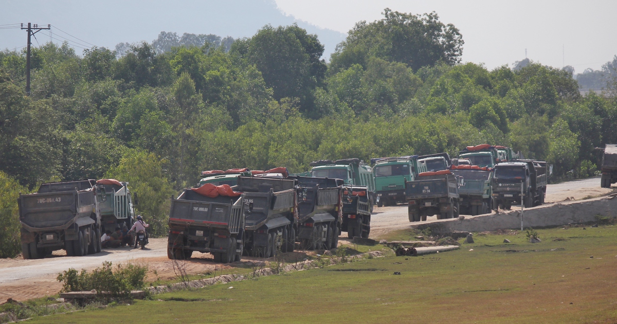 Vì sao có CSGT, TTGT, vẫn để xe chở cát tải trọng lớn hoạt động thành đoàn?