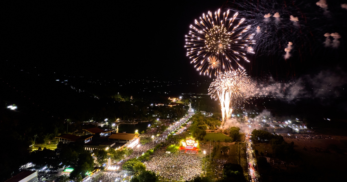 Mãn nhãn pháo hoa nghệ thuật khai mạc hội xuân núi Bà Đen