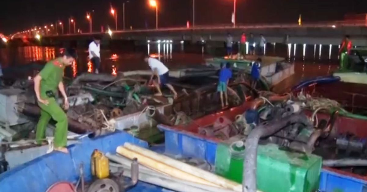 Bắt quả tang cát tặc cày xới sông Tiền trong đêm