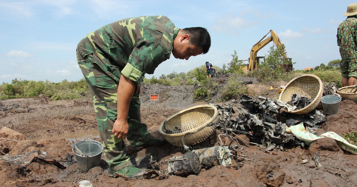 Nông dân phát hiện xác máy bay thời chiến dưới vuông tôm