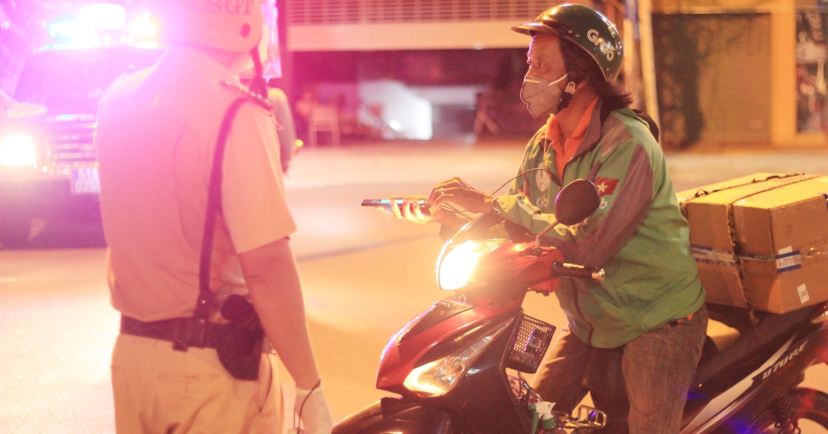 TP.HCM kiểm soát chặt người dân ra đường trong ngày tiếp tục áp dụng Chỉ thị 16