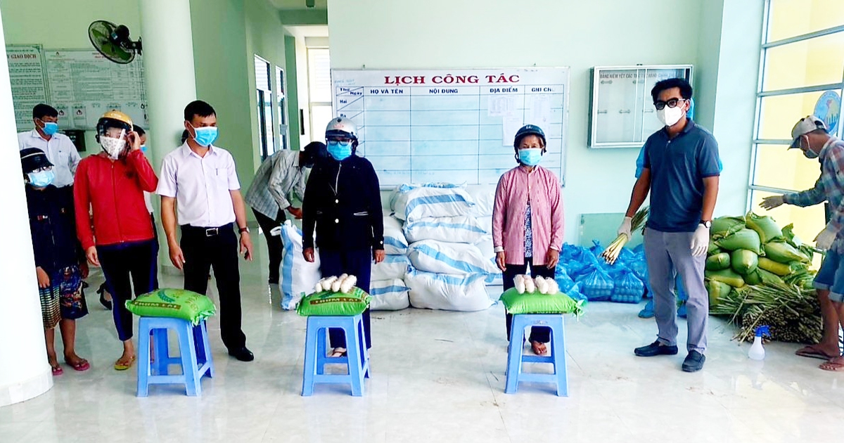 PV Thanh Niên quyên góp quà cho người khó khăn do Covid-19