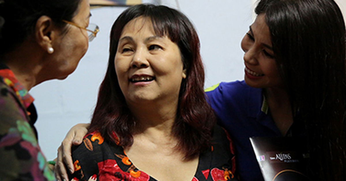 Mẹ và em gái Lý Hùng thăm nghệ sĩ Hoàng Lan