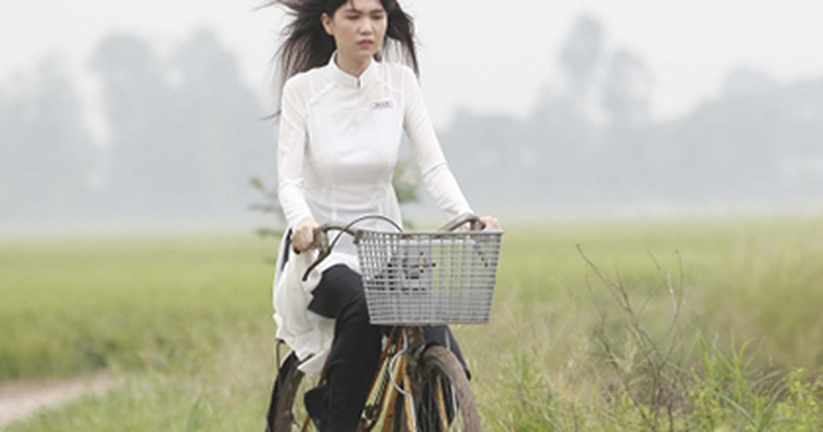 Bất ngờ với hình ảnh Ngọc Trinh mặc áo dài, đạp xe giữa đồng