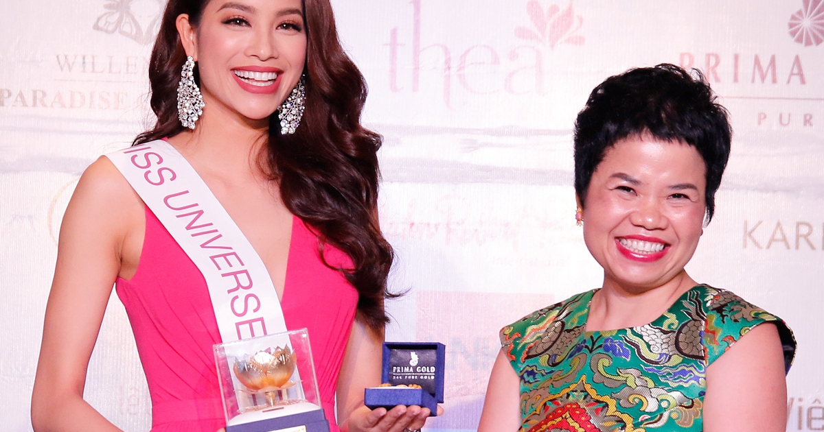 Phạm Hương mang hoa sen phủ vàng 24k đến Hoa hậu Hoàn vũ