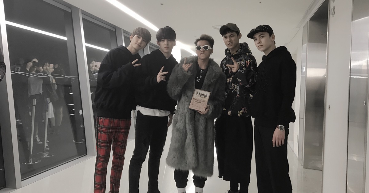 Nhóm nhạc Hàn Quốc Seventeen chụp ảnh và tặng album cho Sơn Tùng M-TP