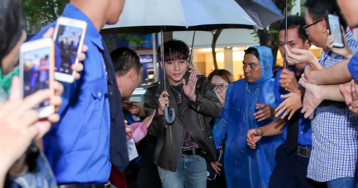 Fan đội mưa xếp hàng chờ Sơn Tùng ký tặng