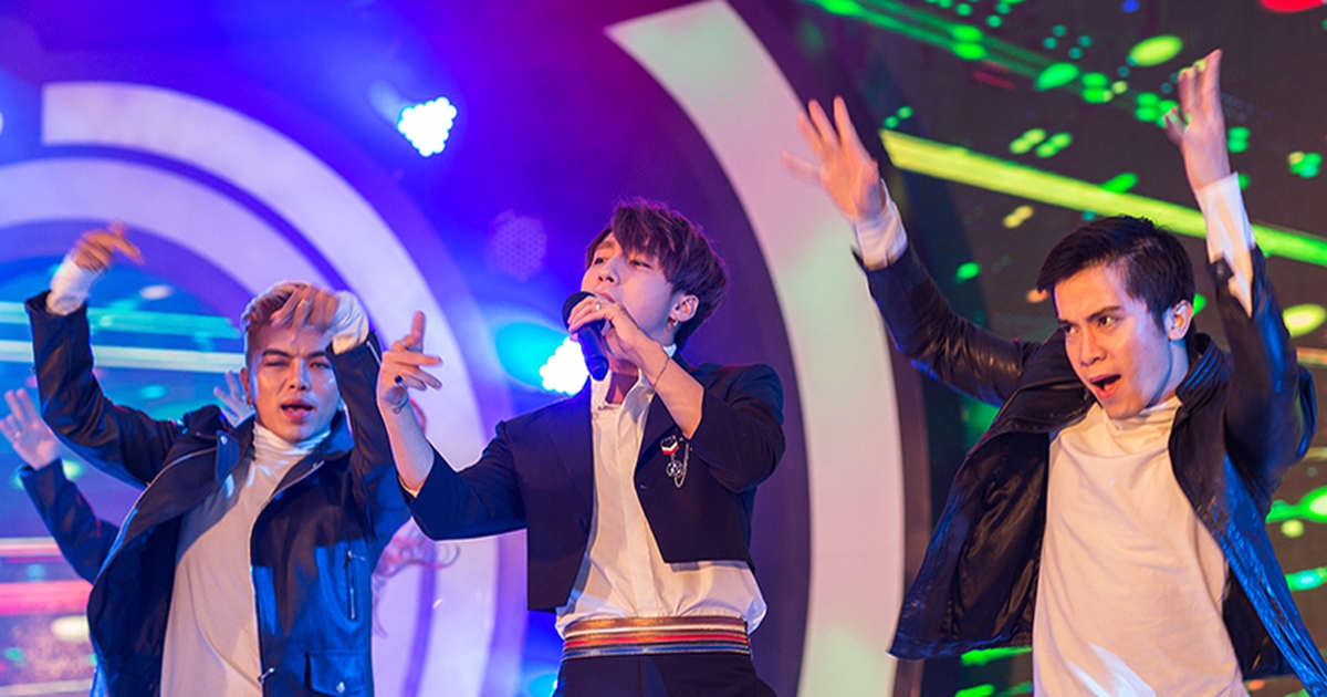 Sơn Tùng M-TP trổ tài ảo thuật trên sân khấu