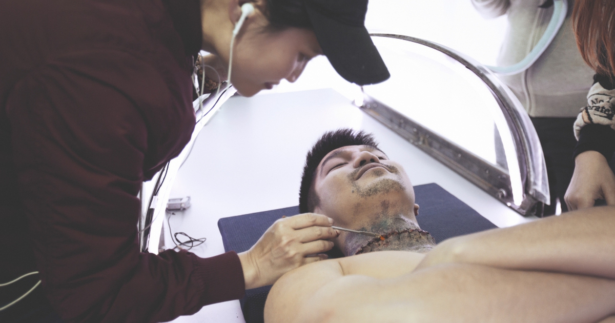 Victor Vũ bật mí về màn 'đổi đầu' rùng rợn trong phim 'Lôi báo'