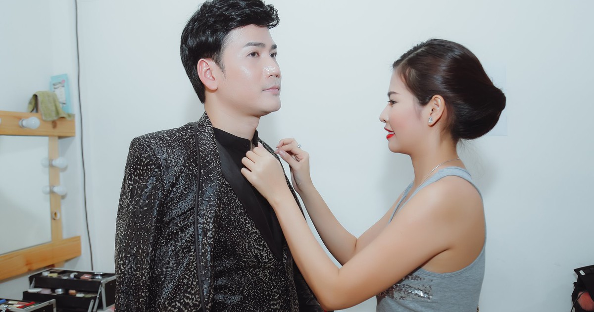 Vợ kém 8 tuổi ân cần chăm sóc Quách Thành Danh trong hậu trường