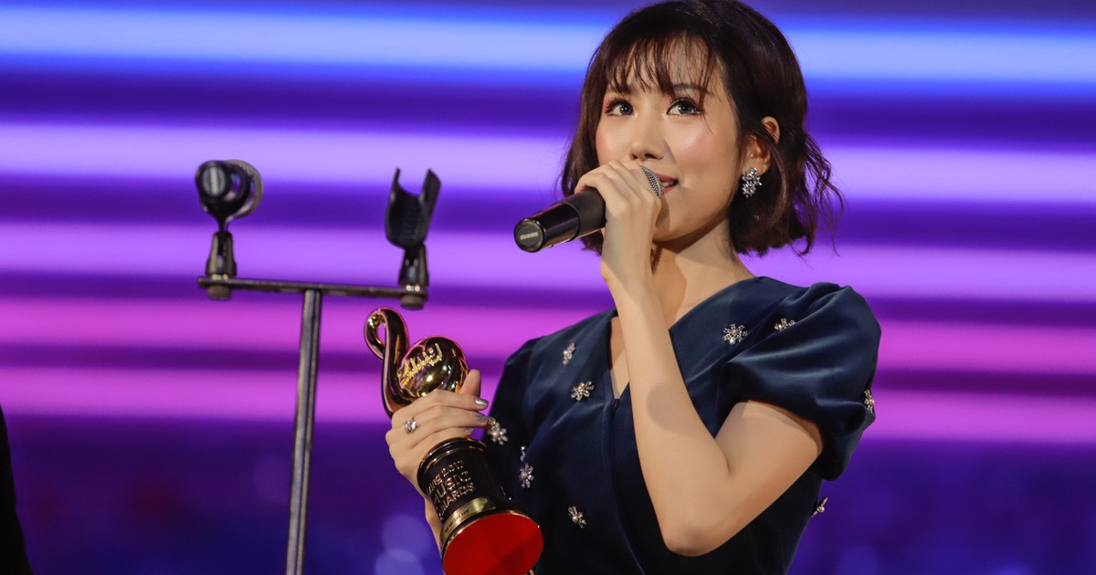 Min thắng lớn, Chi Pu rút khỏi Zing Music Award 2017 sát giờ trao giải