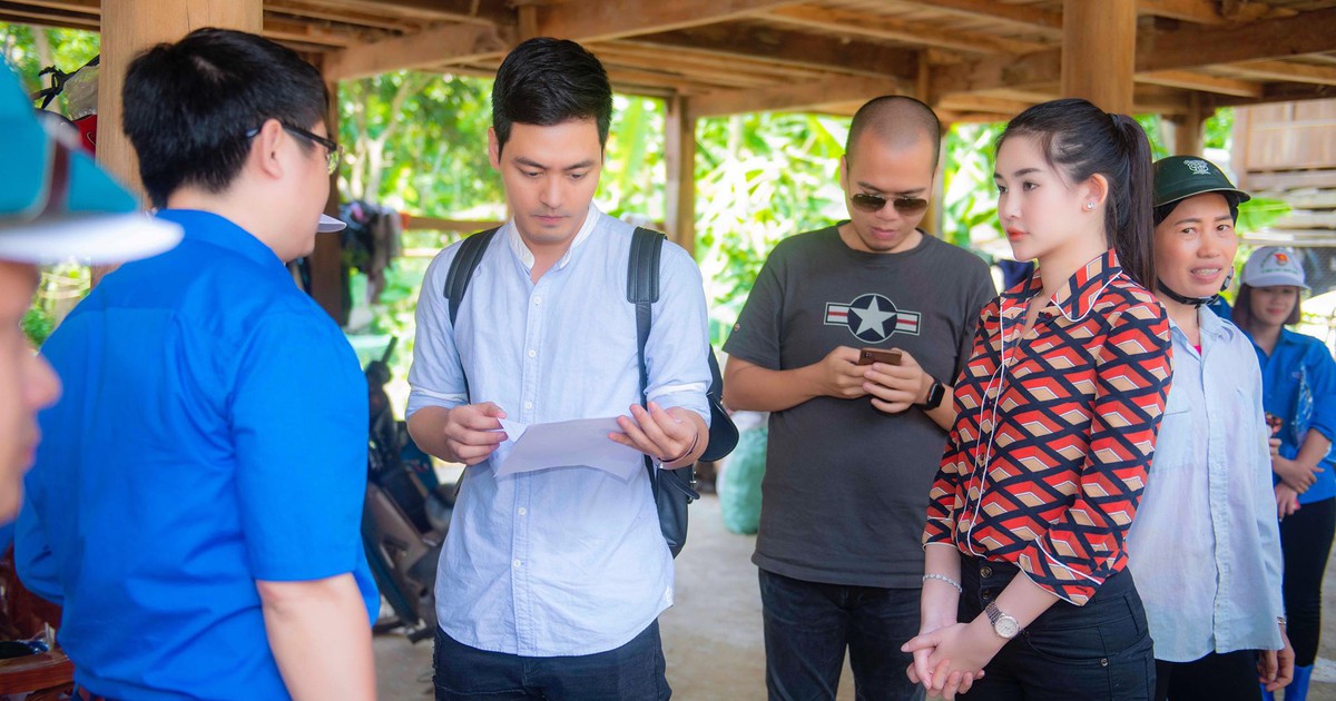 Lê Âu Ngân Anh vượt rừng vào thăm bà con Yên Bái sau lũ dữ