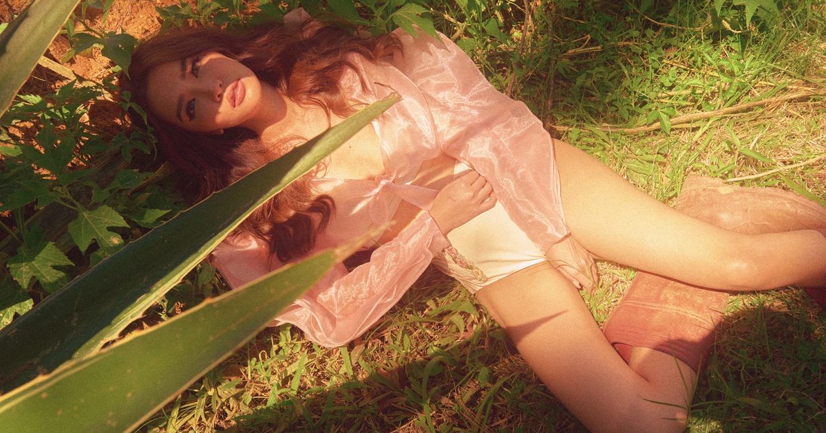 Fan 'phát sốt' trước ảnh gợi cảm của Bích Phương