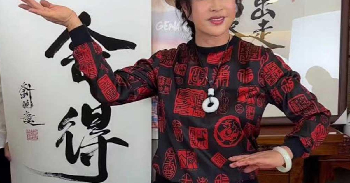 Lưu Hiểu Khánh gây tranh cãi khi livestream bán chữ kiếm tiền