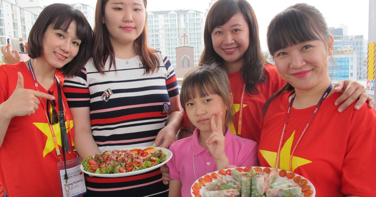 Thanh niên Việt Nam làm nem cuốn khi giao lưu văn hóa tại Hàn Quốc
