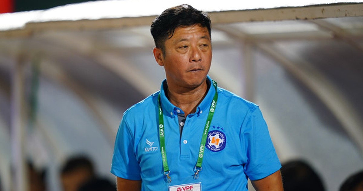 HLV Lê Huỳnh Đức ngồi ghế một chân