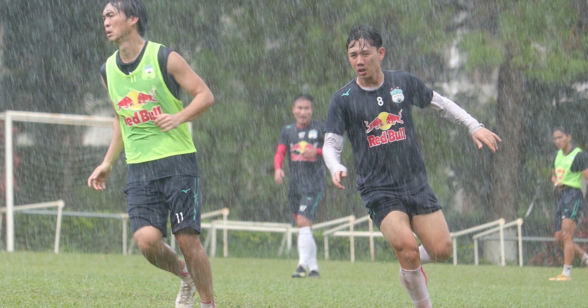 V-League không đá, HAGL vẫn tập dưới mưa vì Kiatisak muốn giúp tuyển Việt Nam