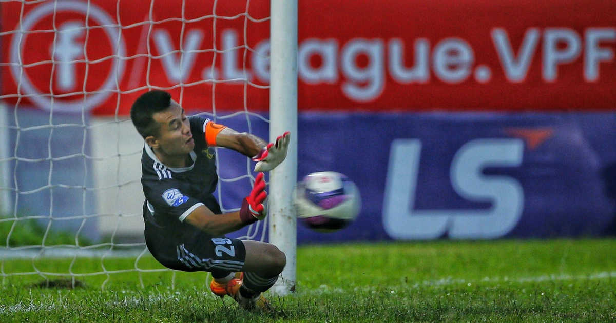 Trận cầu kỳ lạ ở giải hạng nhất: Trọng tài thổi 4 quả phạt đền