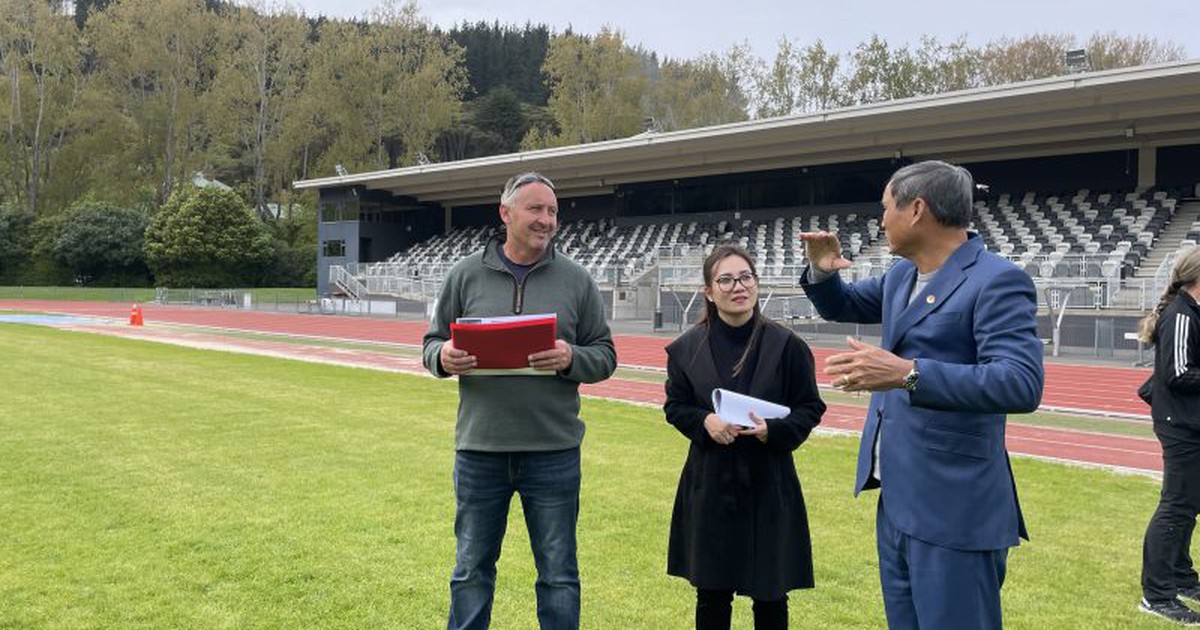 HLV Mai Đức Chung ấn tượng về sân bãi ở New Zealand chuẩn bị cho World Cup