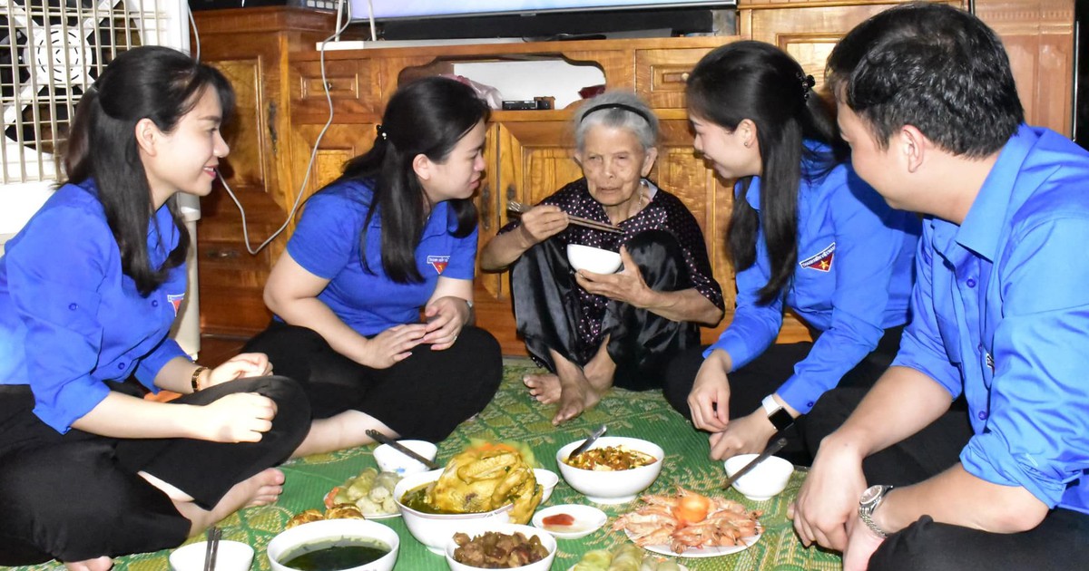 Bữa cơm cùng Mẹ Việt Nam anh hùng 97 tuổi có hai con mãi mãi không về