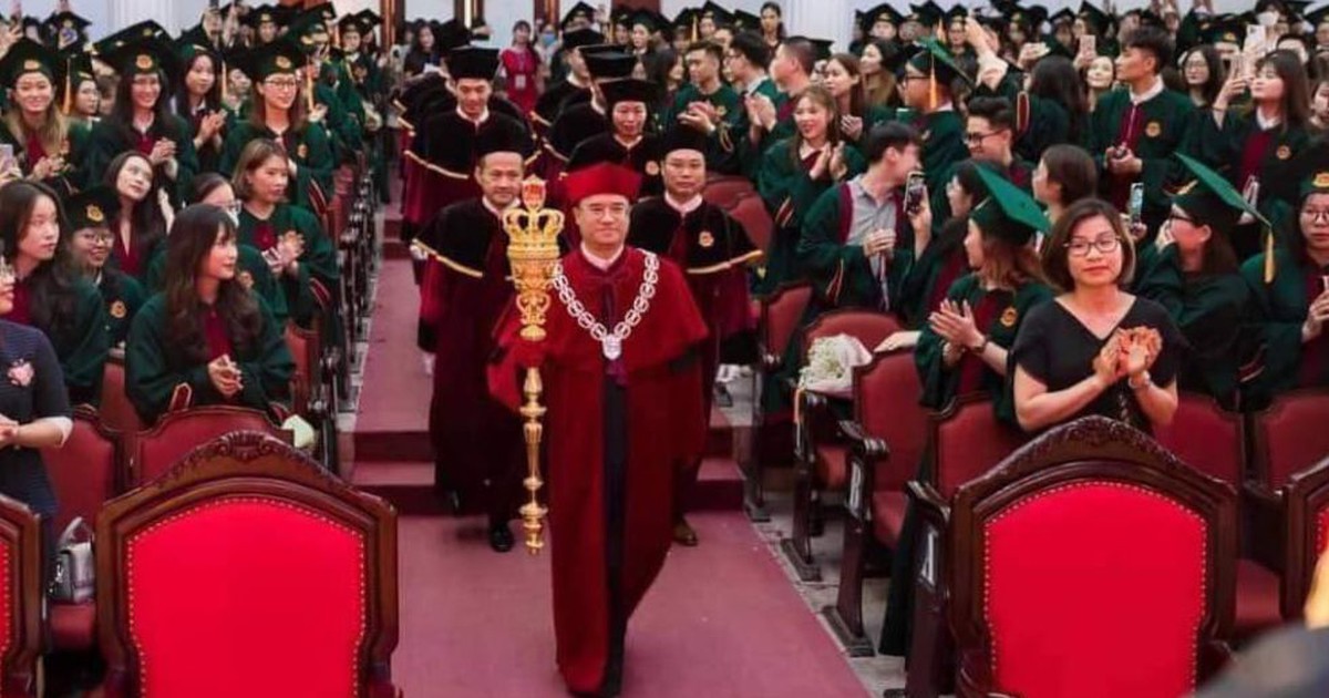 ĐH Quốc gia Hà Nội lên tiếng về bộ lễ phục tốt nghiệp 'đậm chất hoàng gia'