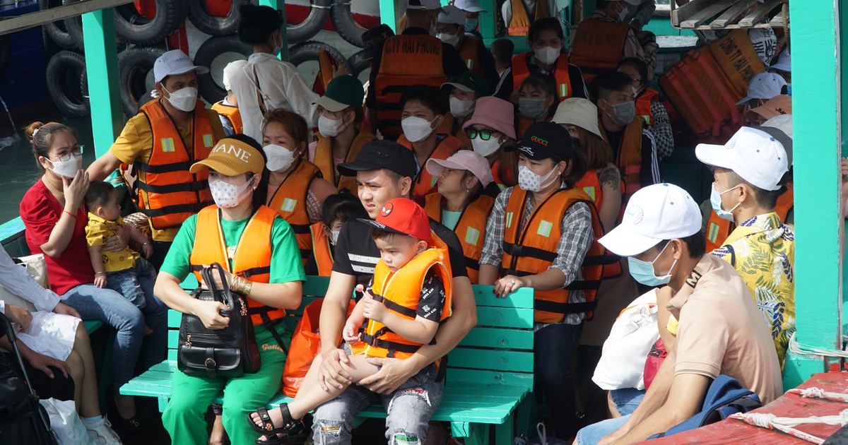 Nha Trang đông nghẹt du khách ngày đầu nghỉ lễ 30.4 - 1.5