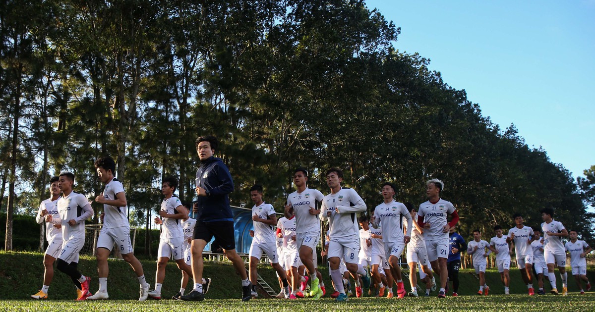 HLV Kiatisak liệu đã yên tâm với hàng phòng ngự Hoàng Anh Gia Lai?