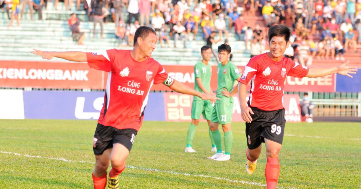 Anh Đức lập cú đúp bàn thắng bằng đầu, thầy Park rất cần anh lên tuyển