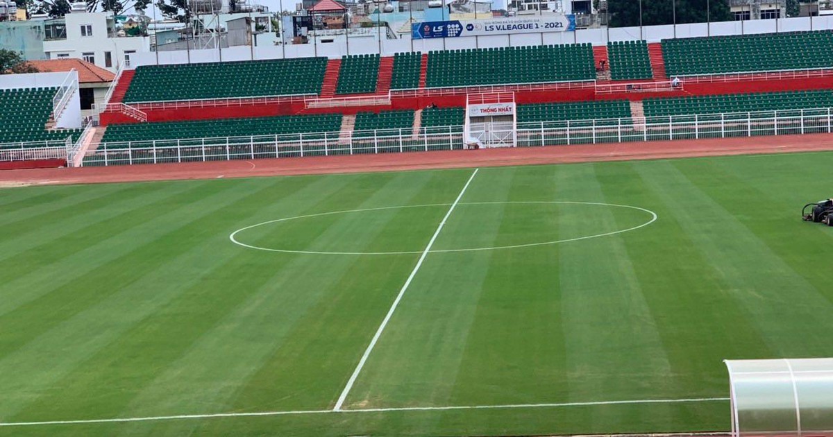 Mặt sân Thống Nhất đẹp lung linh hệt như sân cỏ châu Âu