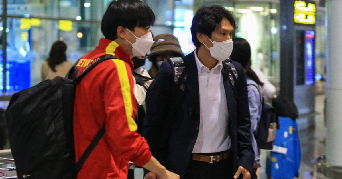 Tân HLV đội U.23 Việt Nam Gong Oh-kyun xuất hiện lịch lãm tại sân bay Nội Bài