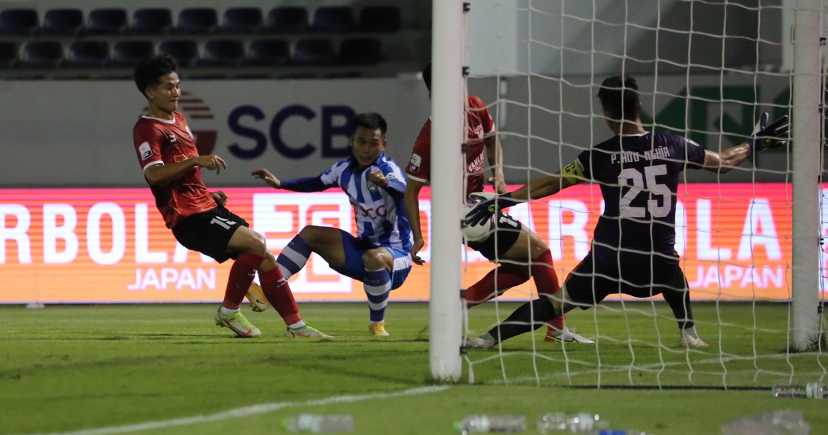 ‘Người không phổi’ ghi bàn, Phố Hiến vẫn chưa có niềm vui nhìn Khánh Hòa bứt xa