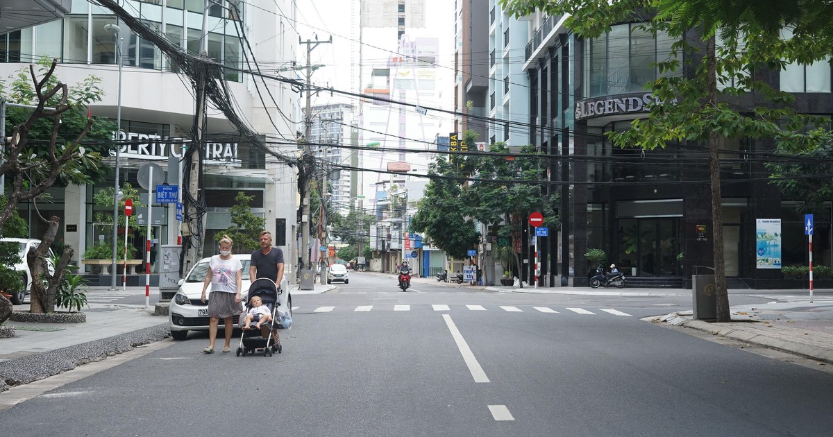 Im lìm phố Tây tại Nha Trang: Vài chục mét lại thấy 'mặt bằng cho thuê'