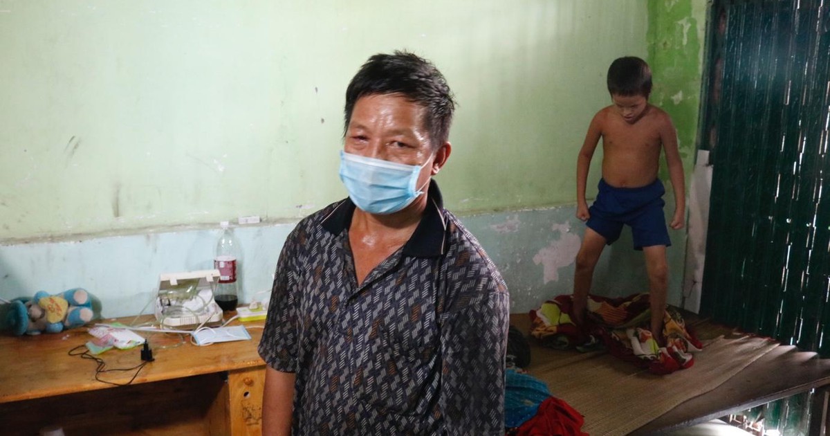 Thợ hồ được hỗ trợ giữa dịch Covid-19: Giọt nước mắt hạnh phúc