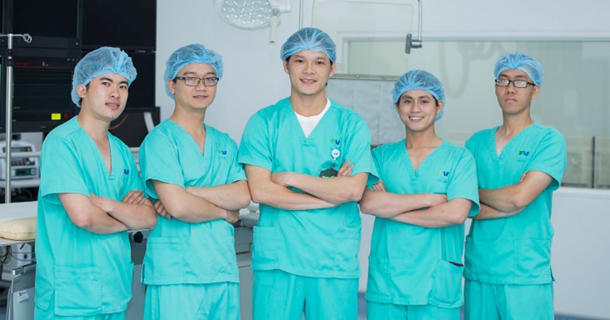 Những bàn tay nắm lấy bệnh nhân trong phút sinh tử