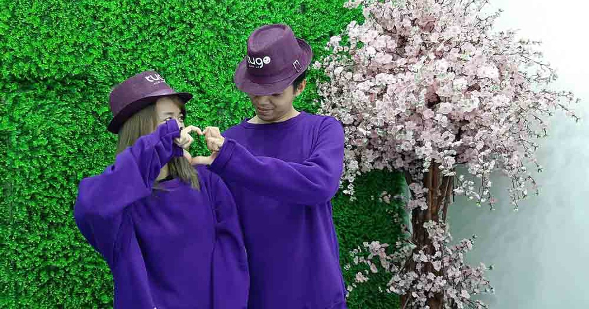 Nắm tay nhau đi khắp thế giới, nhận ngay áo cặp từ Tugo