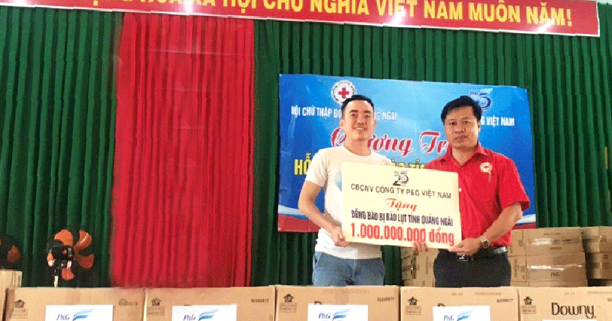P&G Việt Nam mang nước uống sạch đến cho người dân vùng lũ