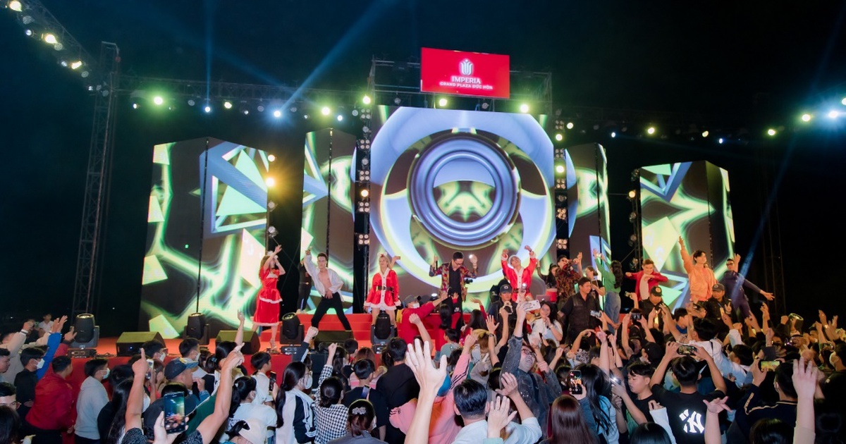 Hơn 5.000 người đón Giáng sinh trong đêm nhạc ‘rực lửa’ tại Đức Hòa