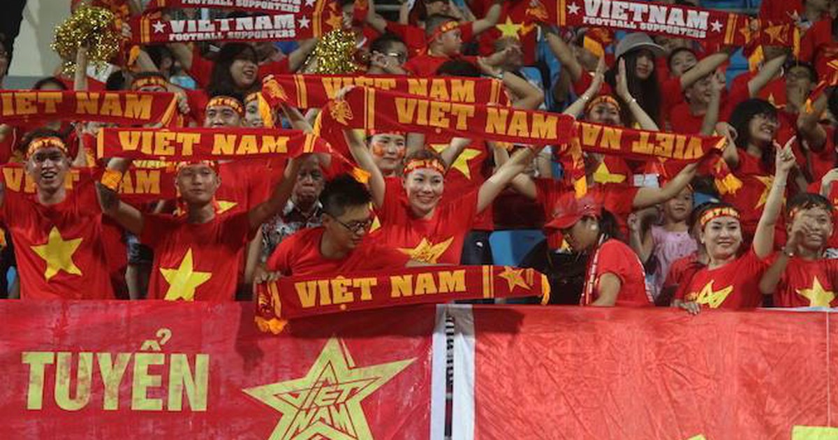 Quốc kỳ khổng lồ Việt Nam 'nhuộm đỏ' sân quốc gia Singapore